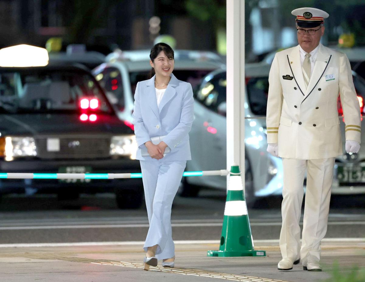 新潟駅南口広場に姿を見せられた天皇、皇后両陛下の長女愛子さま＝６日