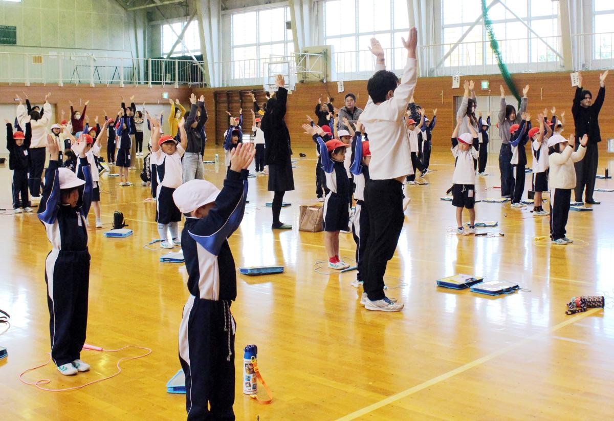 
体幹を鍛えるトレーニングをする五泉東小の児童ら＝五泉市
