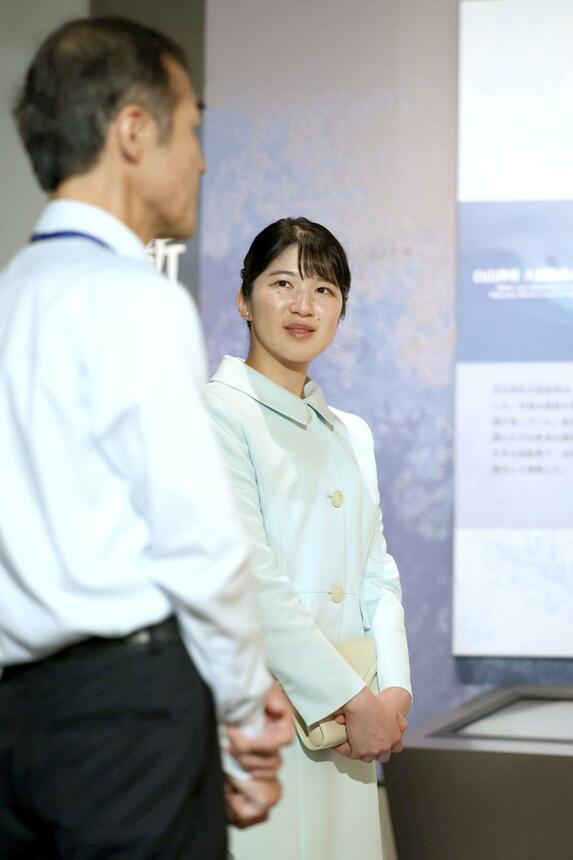 新潟市歴史博物館みなとぴあを視察される天皇、皇后両陛下の長女愛子さま＝７日、新潟市中央区