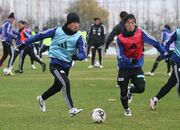 
昨年の終盤、練習に汗を流す鈴木孝司さん（右）
