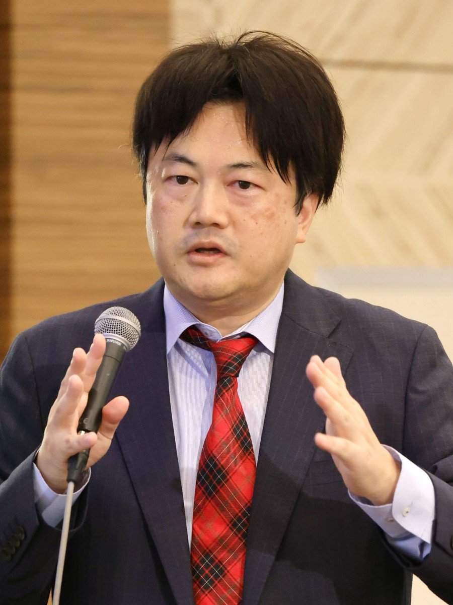 政懇長岡会９月例会で講演する共同通信社経済部次長で「鉄旅オブザイヤー」審査員を務める大塚圭一郎氏＝２０２５年０９月１７日、長岡市台町２、ホテルニューオータニ長岡