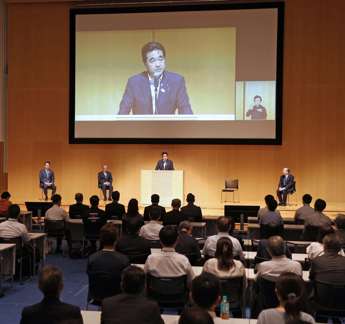 
主催者あいさつで登壇した内閣府特命担当大臣の坂井学氏＝６日、新潟市中央区
