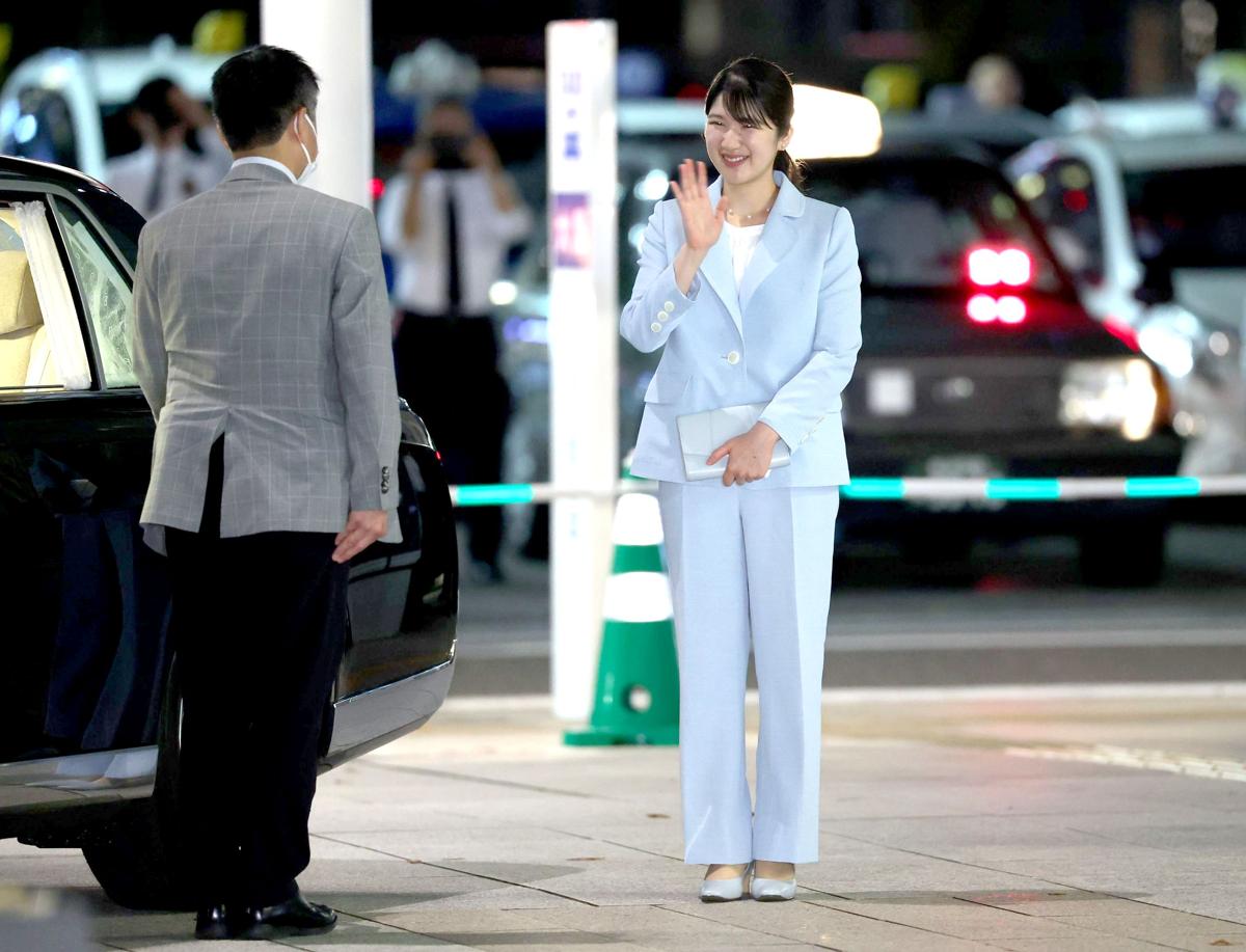 
来県を歓迎する市民らに手を振り応えられる天皇、皇后両陛下の長女愛子さま＝６日、ＪＲ新潟駅南口
