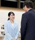 ＪＲ新潟駅に到着し、中原八一新潟市長にあいさつされる天皇、皇后両陛下の長女愛子さま＝６日、新潟市中央区