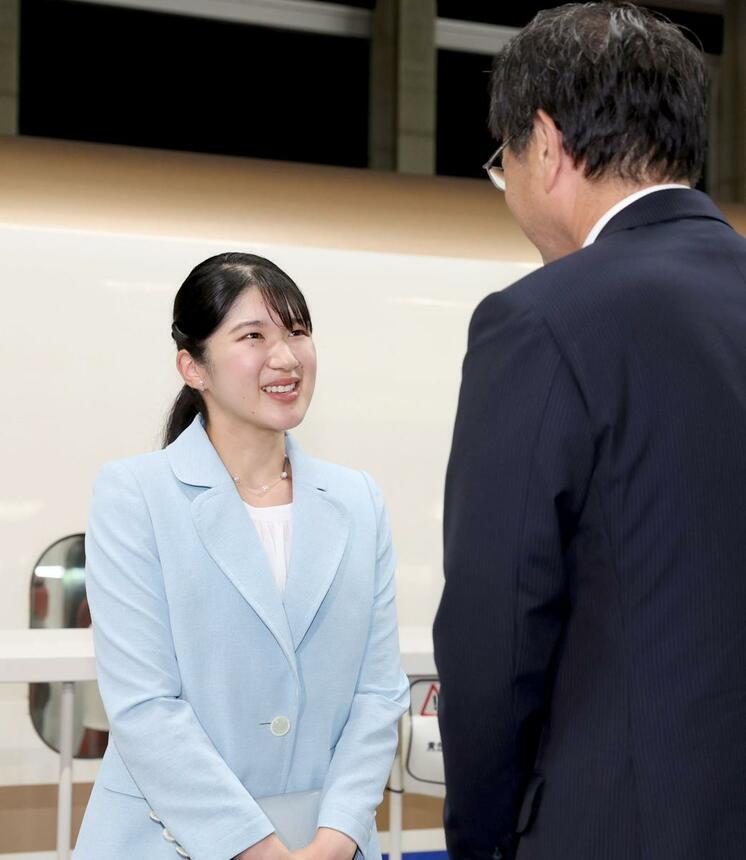ＪＲ新潟駅に到着し、中原八一新潟市長にあいさつされる天皇、皇后両陛下の長女愛子さま＝６日、新潟市中央区