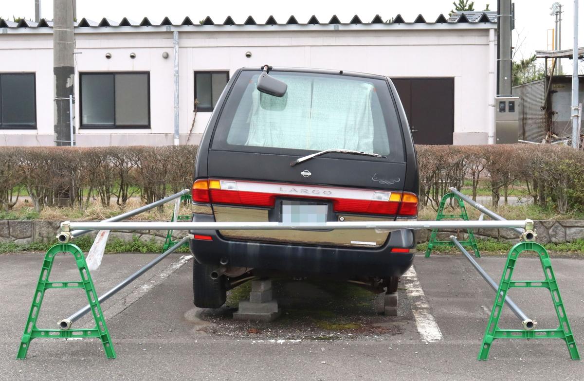 スポーツパーク西川に放置されているワゴン車＝新潟市西蒲区（画像を一部加工しています）