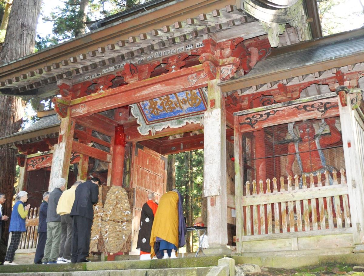 １１月８日に行われた金剛力士像の閉眼供養式。右の像が阿形像＝南魚沼市雲洞