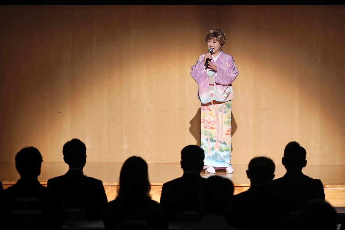 
オープニングセッションで雪椿を披露した歌手の小林幸子さん＝６日、新潟市中央区
