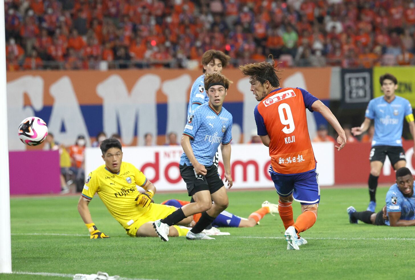 
現役時代の昨季、得点を決める鈴木孝司さん（右）
