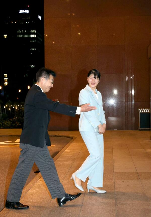 宿泊先のホテルに到着し、関係者に案内される天皇、皇后両陛下の長女愛子さま＝６日、新潟市中央区