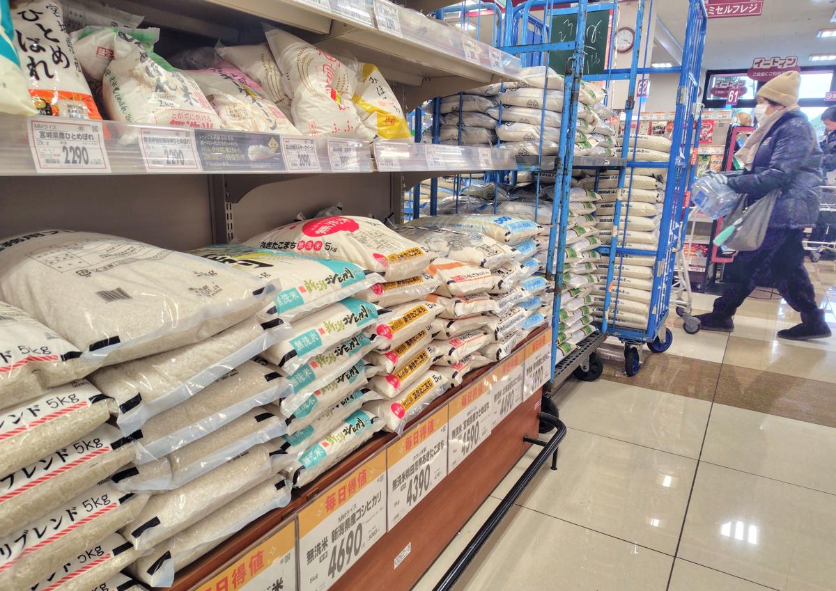 
店頭価格を引き下げた大手スーパー「ベルク」のコメ売り場＝１月、埼玉県鶴ヶ島市
