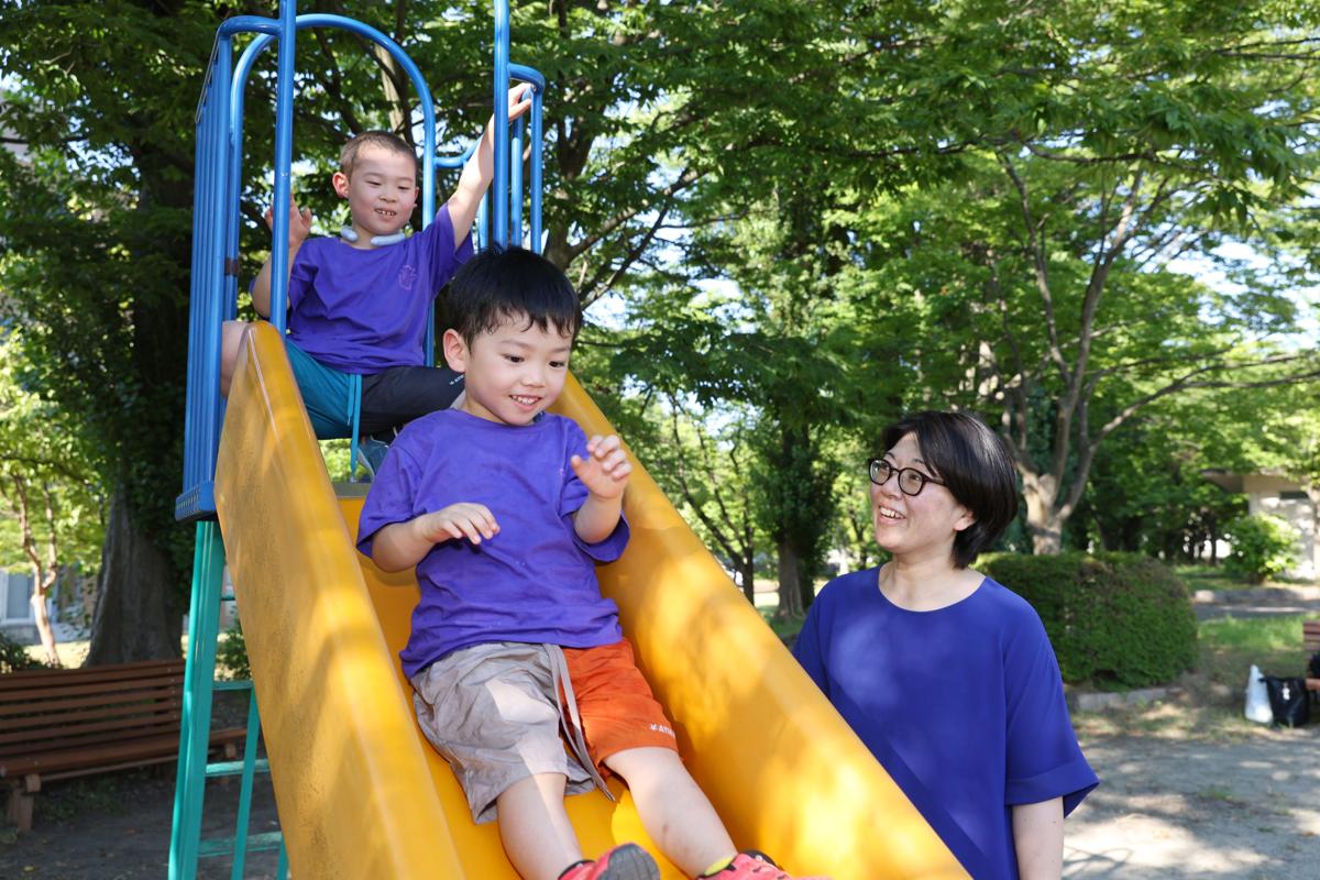 子ども２人を公園で遊ばせる母親。原発事故が起きた時に何よりも不安に感じるのは、放射線が子どもにもたらす影響だ＝長岡市