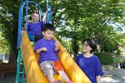 子ども２人を公園で遊ばせる母親。原発事故が起きた時に何よりも不安に感じるのは、放射線が子どもにもたらす影響だ＝長岡市
