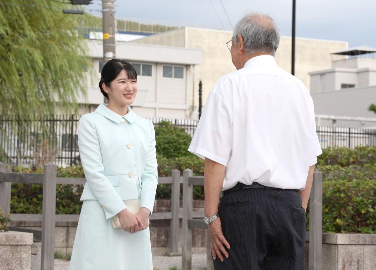 新潟市歴史博物館みなとぴあに到着し、新潟市芸術文化振興財団の徳永健一理事長の出迎えを受ける愛子さま＝７日、新潟市中央区
