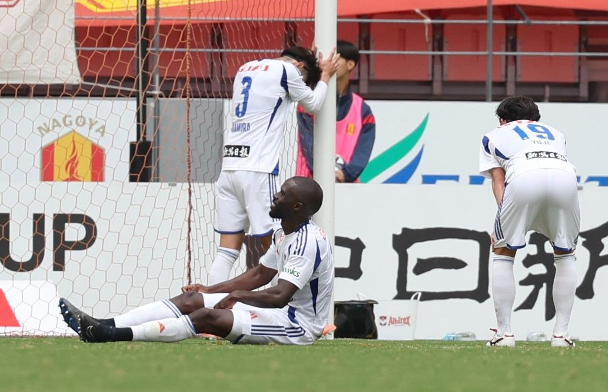 
失点して肩を落とす新潟の選手たち＝５月、豊田スタジアム
