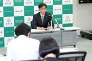 新学長就任への課題と抱負を記者会見で語る染矢俊幸氏＝２５日、新潟市中央区