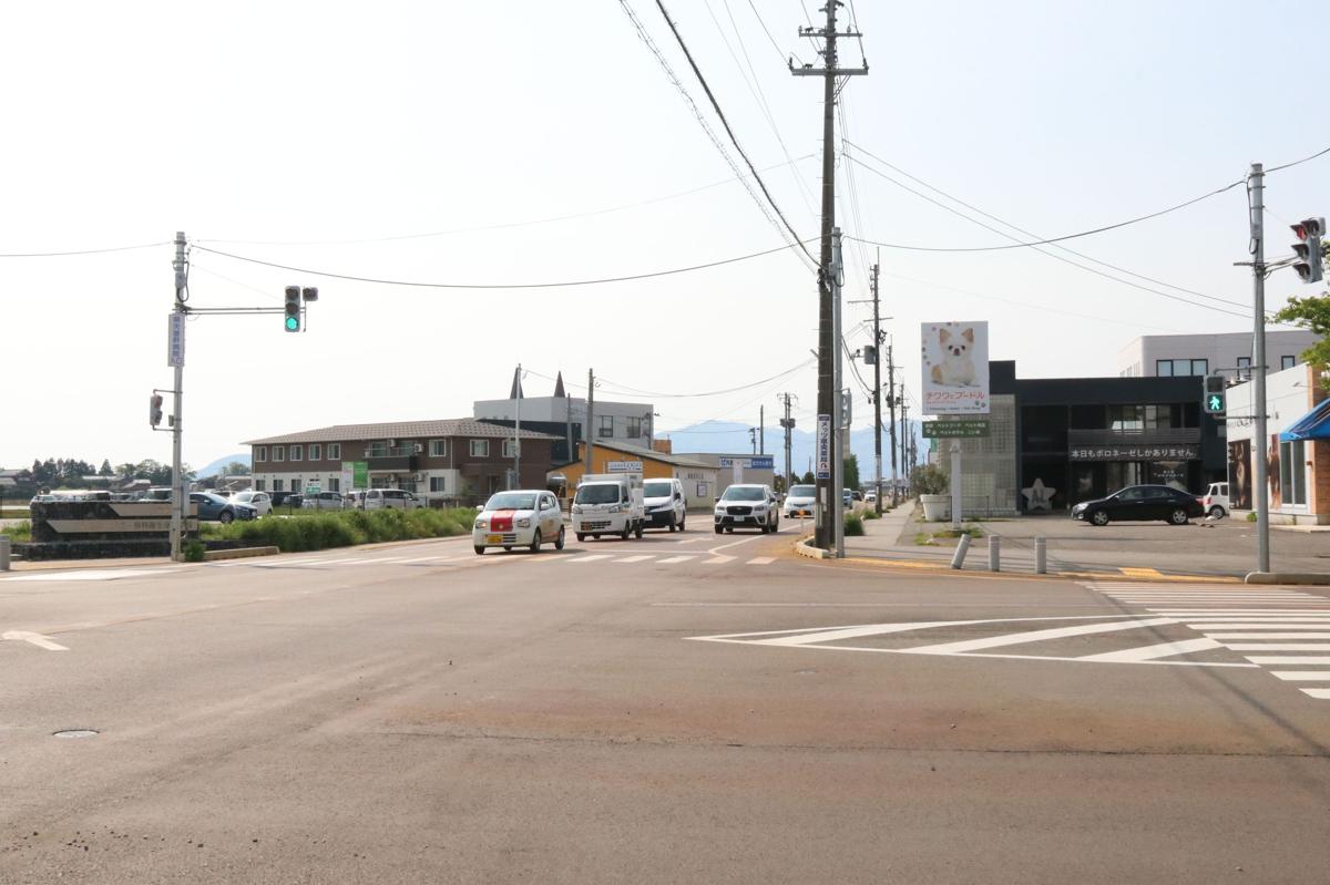 
「（仮称）イオン三条上須頃」開業後、右折レーンの長さが不足すると見込まれる県央基幹病院北交差点＝５月１４、三条市
