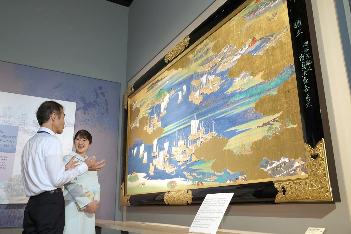 新潟市歴史博物館みなとぴあを視察される天皇、皇后両陛下の長女愛子さま＝７日、新潟市中央区