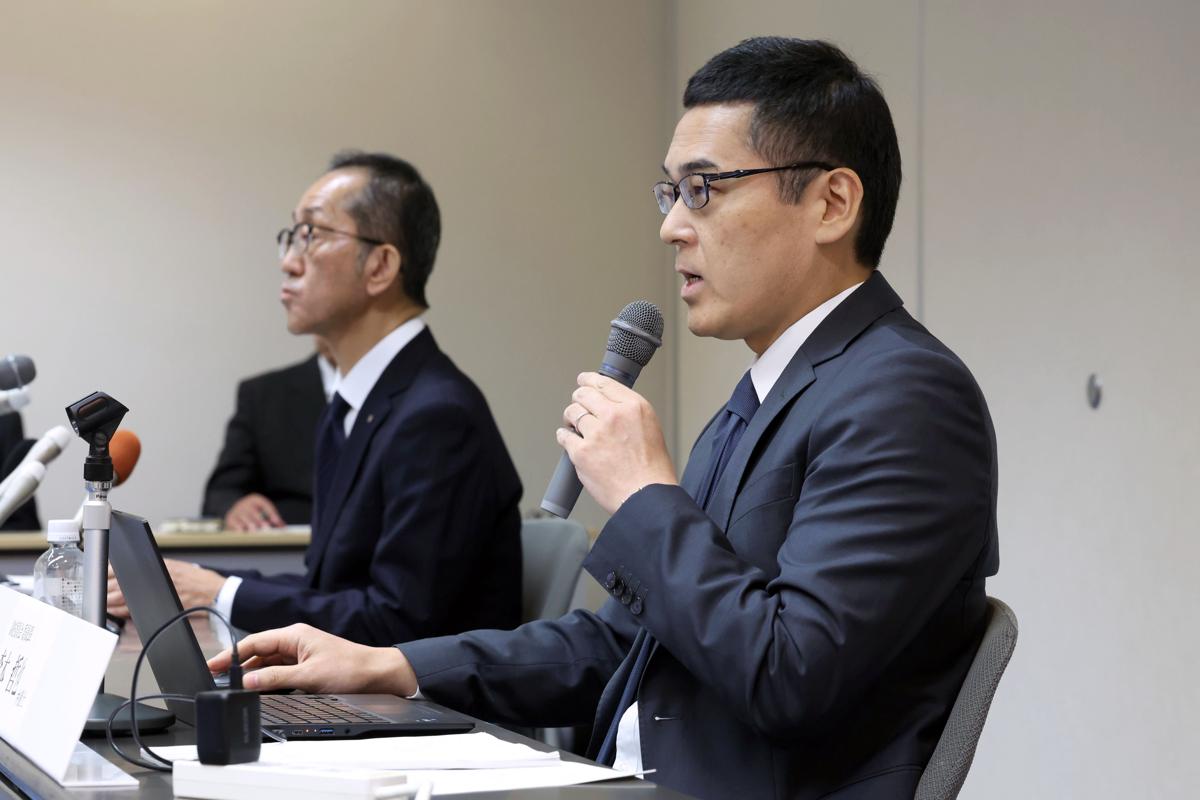 
外部調査委員会の調査報告書がまとまり、記者会見で説明する外部調査委員会の森本哲也委員長（右）。左はＮＳＴ新潟総合テレビの酒井昌彦社長＝３日、新潟市中央区のＮＳＴ本社
