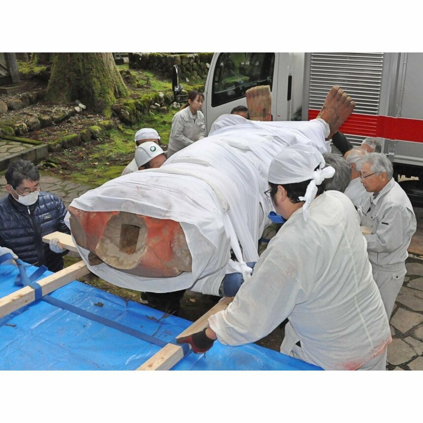 金剛力士像を運び出す京香のスタッフ＝２０２５年１１月２７日、南魚沼市雲洞