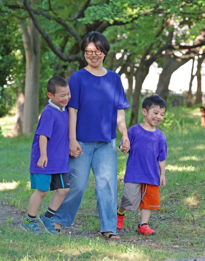 
２人の子と公園を歩く女性。原発事故が起きた時に何よりも不安に感じるのは、放射線が子どもにもたらす影響だ＝長岡市
