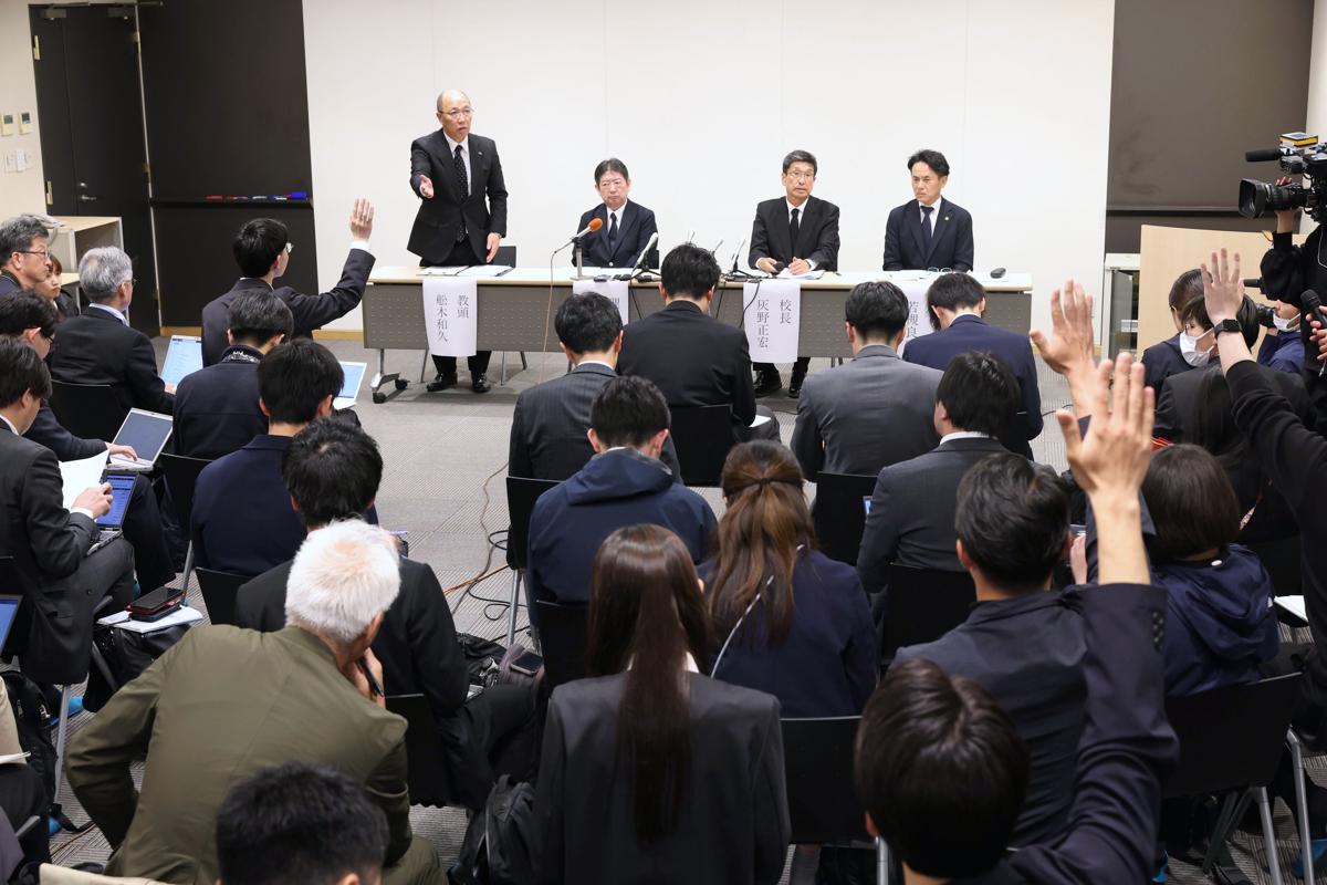 報道陣から質問が相次いだ北越高校の会見＝７日、新潟市中央区