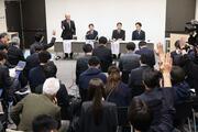報道陣から質問が相次いだ北越高校の会見＝７日、新潟市中央区