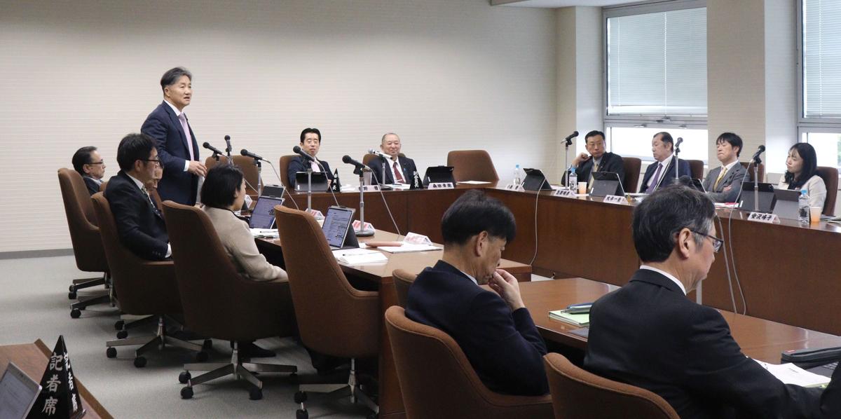 鳥インフル発生時の殺処分などについて議論した産業経済委員会＝１０日、県議会