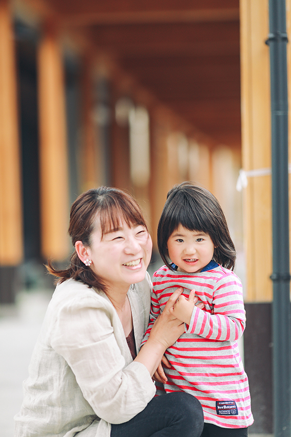 パパ ママ みーちゃん 2歳 りほちゃん 0歳 にいがた びより 未来のチカラ In 県央 加茂新町雁木通り商店街 親子写真撮影会 びよりsnap 新潟日報デジタルプラス