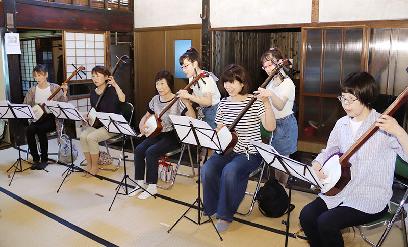 津軽三味線の弾き方を教わり、演奏に挑戦する受講生