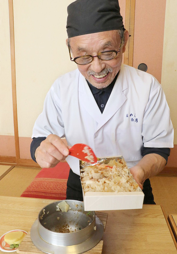一番人気の五目釜飯。折り箱は宴席土産の定番だ