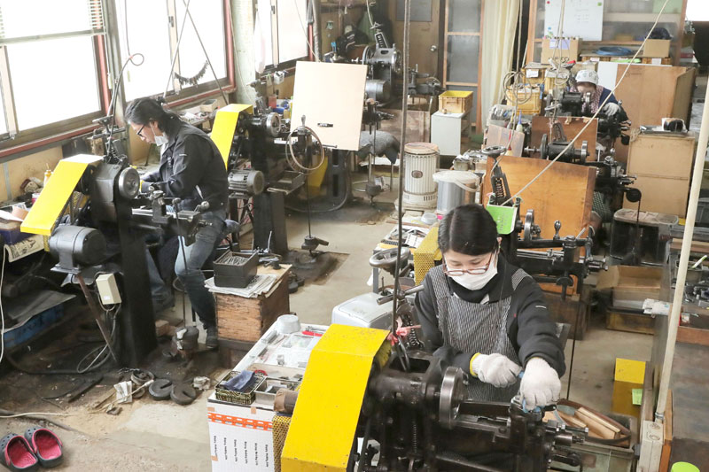 ミシンに似た目立て機が並ぶ柄沢ヤスリの工場内＝燕市燕