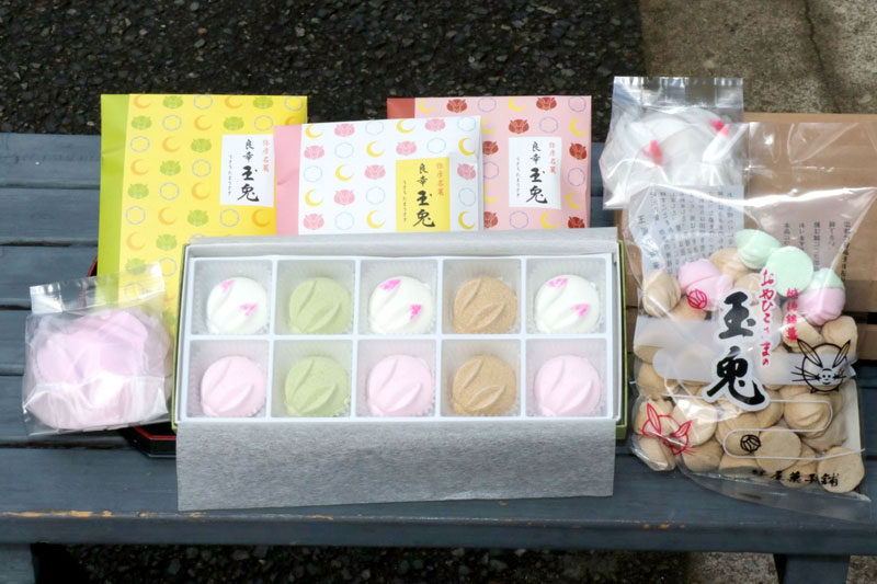 大きさもパッケージもさまざまな種類がある弥彦土産の定番、玉兎