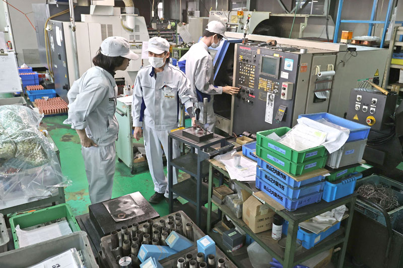「ザ・町工場」という雰囲気の山之内製作所田上工場。大手に負けない最新設備も導入されている＝田上町