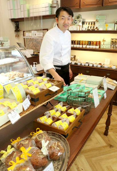 「パティスリー　ユウ　ササゲ」の店主、捧雄介さん。食材に加え、ナイフは三条産を愛用する＝東京都世田谷区