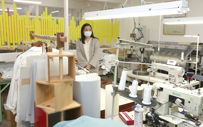 横じま柄のカットソーを完全受注生産するアパレルメーカー「Ｇ．Ｆ．Ｇ．Ｓ．」の工場。生産拠点を置く全長約１キロの商店街を「加茂の魅力」と位置付け、近隣工場と協業する＝加茂市本町