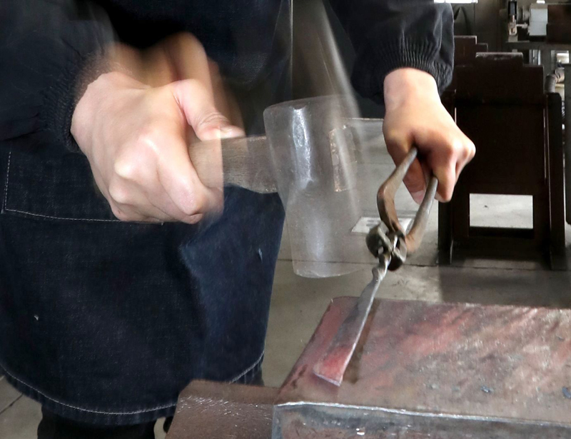 くぎを打ち延ばしてペーパーナイフを作り、鍛冶の世界を体験した遠藤さん。刃の部分が真っすぐにならず、思わず「根性が曲がっているのかな...」＝三条市元町の三条鍛冶道場