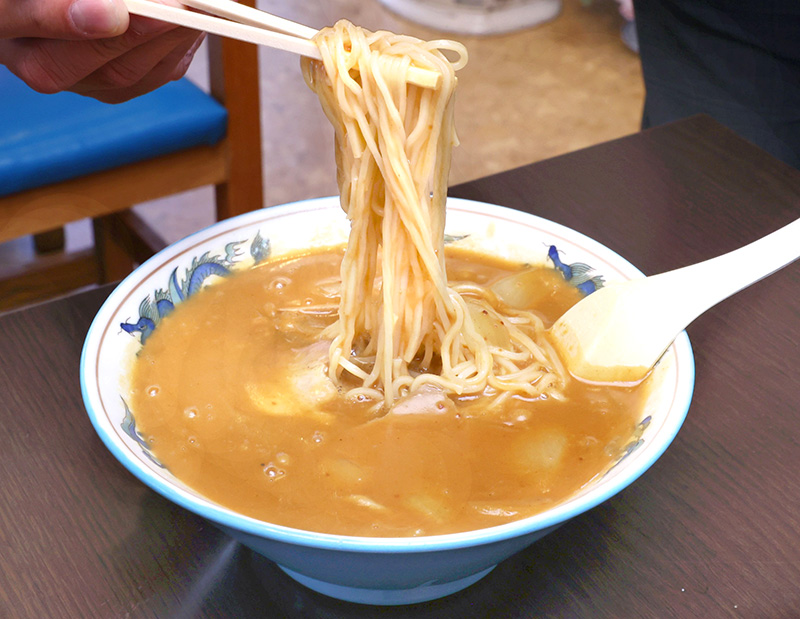 とろみのあるスープが自家製麺によくからむカレーそば