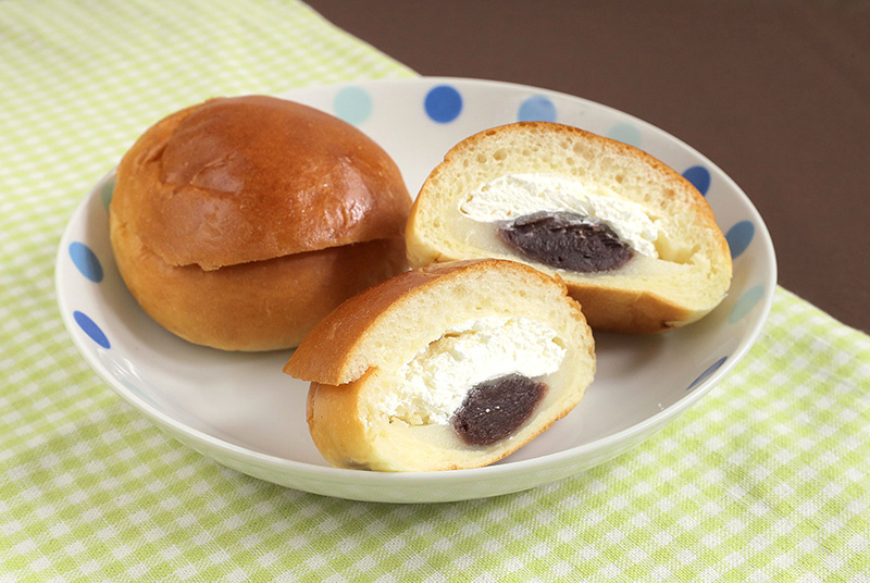 ベストセラーの大福パン。もちもちの大福とたっぷりの生クリームが楽しめる