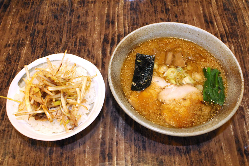 侍ラーメンの「ピリカラ背脂煮込みラーメン」と「ねぎごはん」