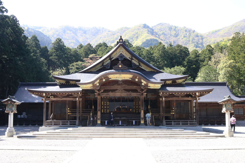弥彦山の麓にある弥彦神社拝殿