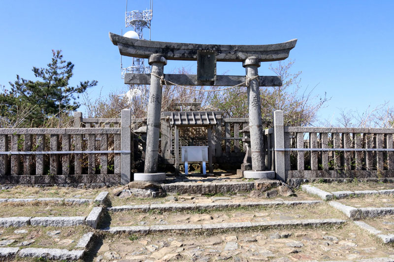 弥彦山の山頂にある御神廟