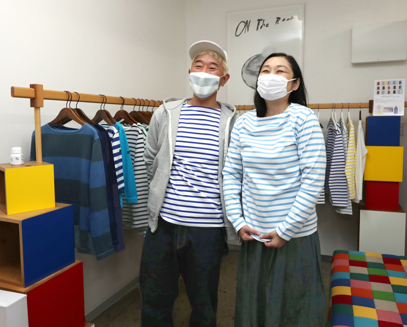 ボーダーＴシャツ姿で「G.F.G.S.」の小栁雄一郎社長（左）とペアルックになった遠藤麻理さん＝加茂市