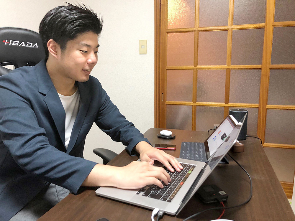 住居兼事務所の一室でパソコンを使い、「オンコン」の運営に当たる横山和輝さん＝東京都