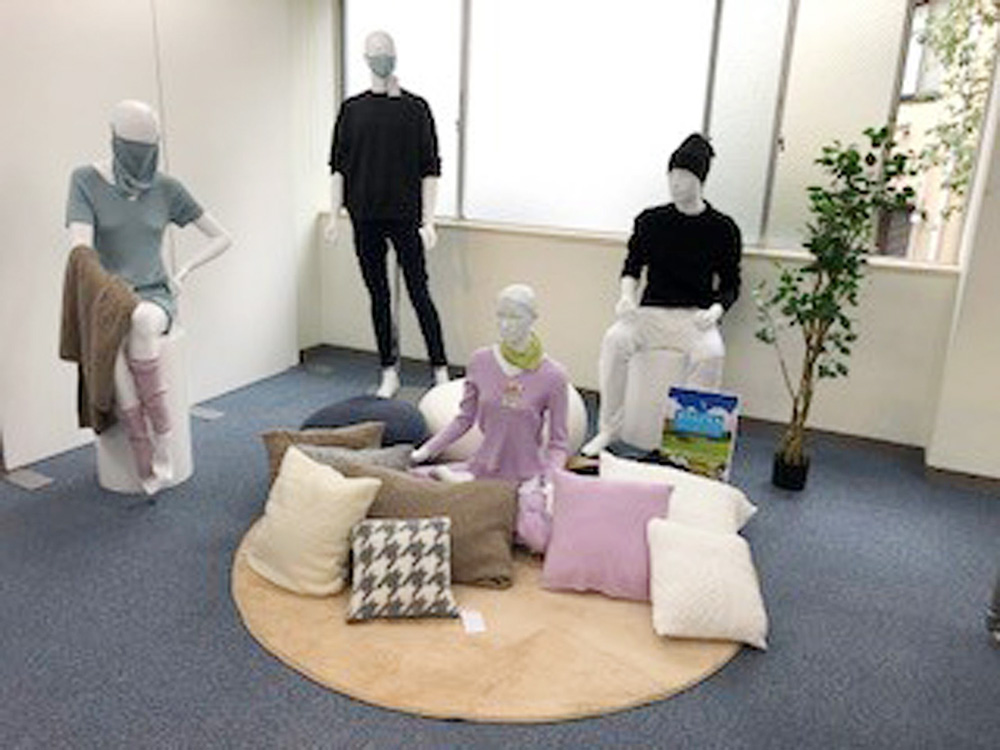 丸正ニットが東京で開いた展示会。部屋着やクッションカバーなども並べた