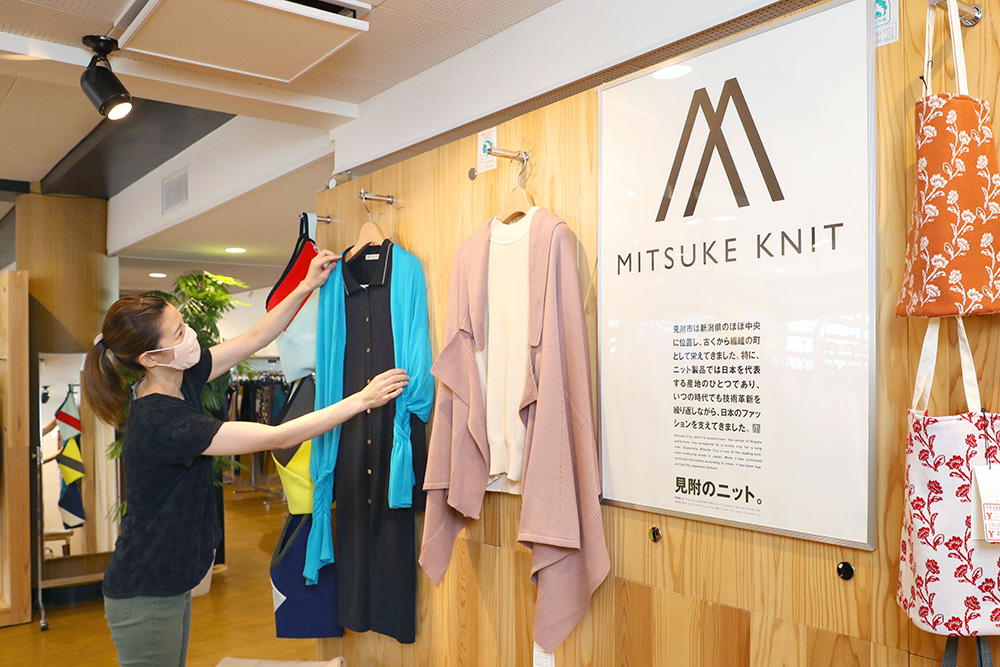 ミツケニットの共同販売スペース。第一ニットマーケティングのアウトレット店「プリメイラ」内にウエアやバッグが並ぶ＝見附市柳橋町