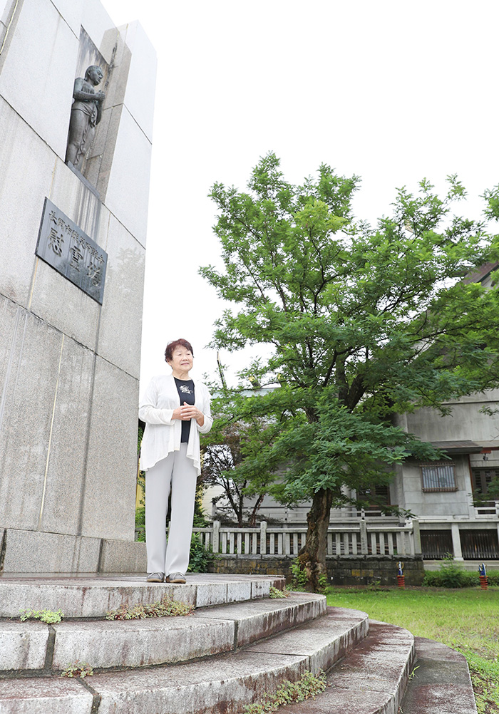 「平潟神社でのことはずっと記憶を封じてきた」と話す星野栄子さん。井戸のような場所がどこか、今は分からない＝長岡市表町１