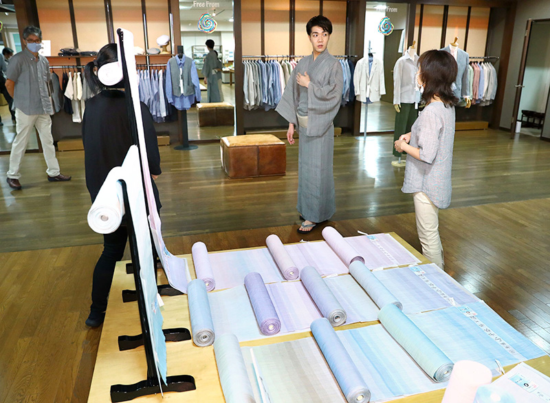 小千谷織物工房のショップを見学。小千谷縮で作られる商品の多さを知った＝サンプラザ内の匠之座