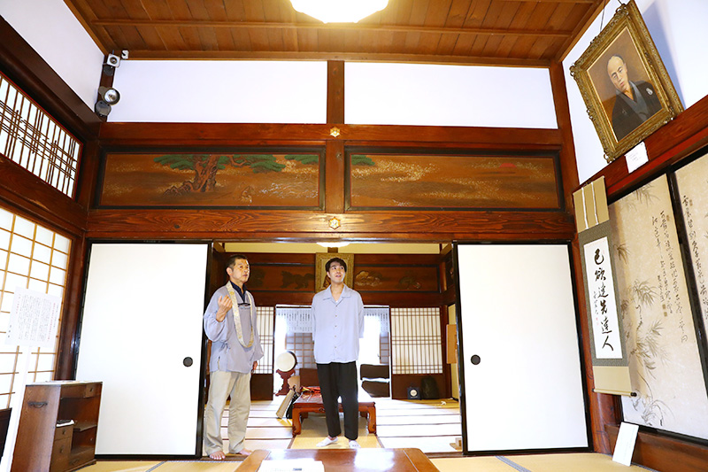 慈眼寺の「会見の間」を訪れ、談判に臨んだ河井継之助を思った。右上は継之助の肖像画＝小千谷市平成２