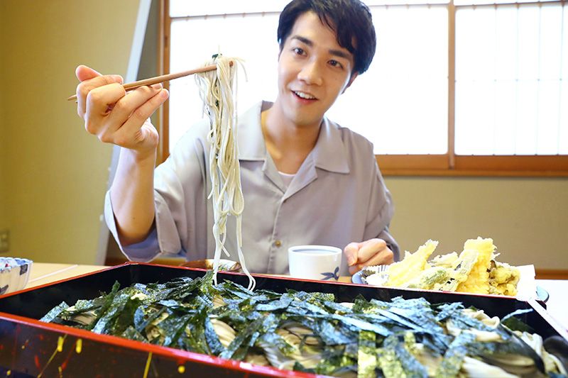 大好物のへぎそばに目を輝かせる＝小千谷市平沢１